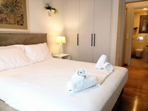 2 dormitorios, tabla de planchar con plancha, cuna de viaje