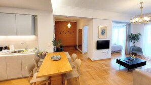 A modern apartment with a kitchen, dining area, living room, and a bedroom. - Elegant apartment in Acropolis (Athina)