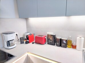 Fridge, microwave, oven, stovetop - Elegant apartment in Acropolis (Athina)