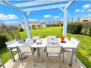 Outdoor dining - Bleue des Sables, house residence, swimming pool (Talmont-Saint-Hilaire)