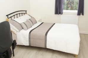 4 camere, una scrivania, ferro/asse da stiro, Wi-Fi gratuito