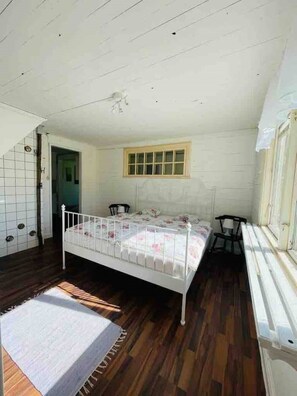 3 bedrooms, travel cot, free WiFi, bed sheets