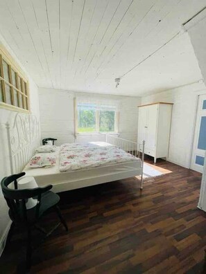 3 Schlafzimmer, Reisekinderbett, kostenloses WLAN, Bettwäsche
