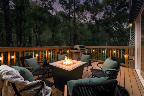 Guests Rave! Modern Shenandoah Retreat | 4BR w/ 2 King Suites | Free Pool Access