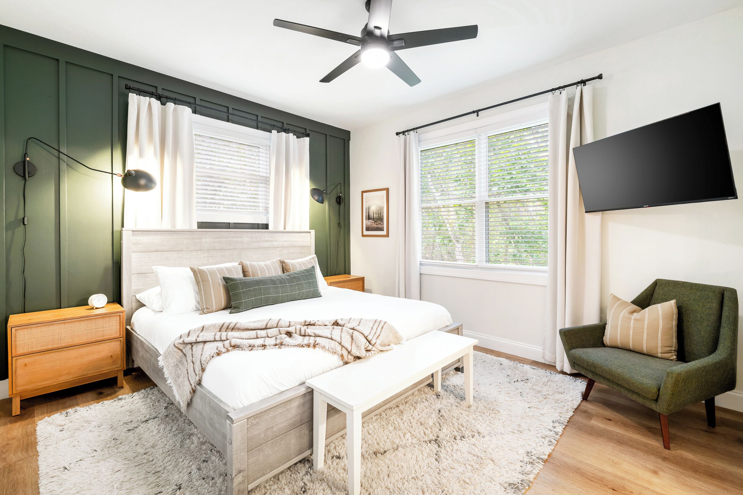 4 bedrooms, desk, iron/ironing board, travel crib