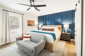 4 slaapkamers, een bureau, een strijkplank/strijkijzer, reisbedje