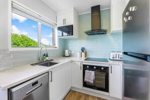 ثلاجة، ميكروويف، فرن، مو قد طهي مسطح