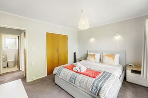 3 bedrooms, desk, iron/ironing board, free WiFi