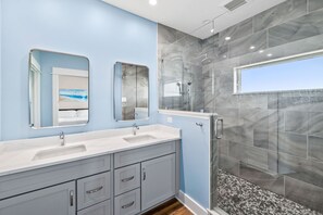 Combined shower/tub, towels