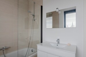 Comfort-huoneisto | Kylpyhuone | Suihkun ja ammeen yhdistelmä, sadesuihkupää, ilmaiset hygieniatuotteet
