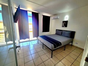 2 habitaciones, tabla de planchar con plancha, cuna de viaje y wifi
