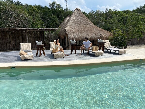 3 outdoor pools, free pool cabanas, pool loungers