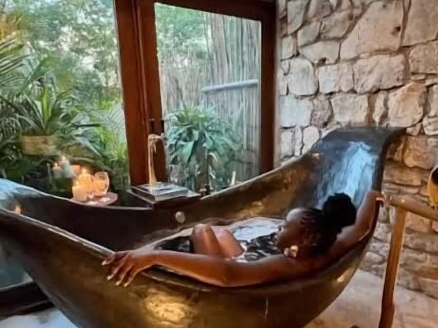 Couples treatment rooms, hot tub, steam room, hot springs