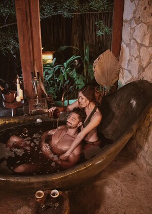 Salas de tratamiento para parejas, una bañera de hidromasaje, baño turco