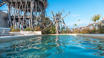 2 outdoor pools, free pool cabanas, pool loungers