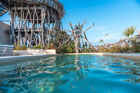 2 outdoor pools, free cabanas, sun loungers