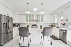 Een koelkast, een magnetron, een oven, een kookplaat