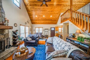 Fernseher, Kamin, Bücher