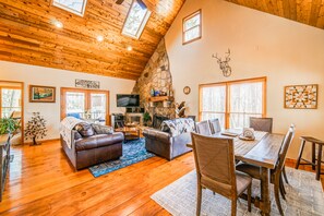 Fernseher, Kamin, Bücher