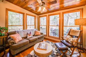 Fernseher, Kamin, Bücher