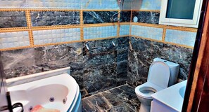Douche, baignoire à remous, séchoir à cheveux, bidet