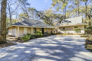 Exterior - Sunset Rentals | Forest Drive 19 | Dog Friendly (Hilton Head Island)