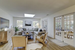 智能电视、办公室、电脑显示器