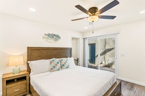 3 bedrooms, iron/ironing board, internet, bed sheets - Ground-floor duplex half-block from beach with patio & W/D - dog-friendly (Newport Beach)