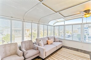 TV - Dog-friendly 2nd-floor duplex near beach with balcony, sunroom, W/D & streaming (Newport Beach)