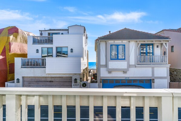 Property grounds - Dog-friendly 2nd-floor duplex near beach with balcony, sunroom, W/D & streaming (Newport Beach)
