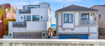 Dog-friendly 2nd-floor duplex near beach with balcony, sunroom, W/D & streaming