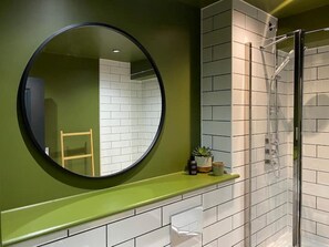 Shower, eco-friendly toiletries, hair dryer, towels - A stunning flat with a view! (Bath)