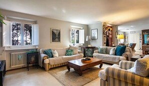 Una Smart TV, una chimenea, un reproductor estéreo