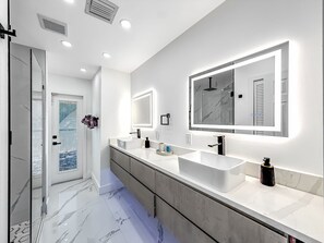 Dusche, Haartrockner, Handtücher, Seife