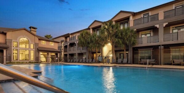 Outdoor pool - Texas Medical Center short term & long term stays 5 mins from M.D. Anderson (Houston)