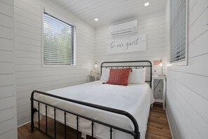 1 soverom, skrivebord, wi-fi (inkludert) og sengetøy