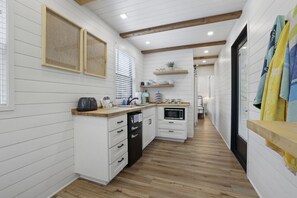 Réfrigérateur, micro-ondes, cafetière/bouilloire, grille-pain