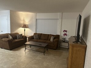 Smart TV, computer monitors - Newly renovated **Close to Old Town Scottsdale**work area, Wi-Fi, large TV (Scottsdale)