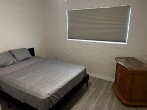 3 bedrooms, desk, WiFi, bed sheets