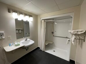 Quarto casal, 2 camas Queen, acessível, para fumantes | Chuveiro