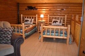 2 bedrooms, WiFi, bed sheets - Modern log cabin with a cozy feel along the Clearwater River (Ahsahka)