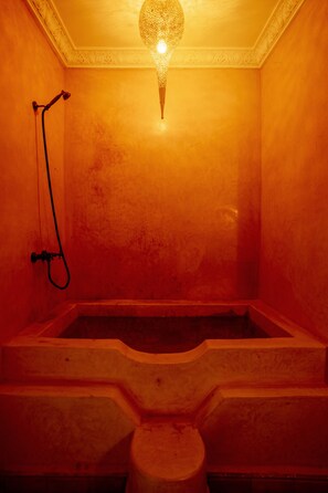 تجهيزات دش، مجففات شعر، مناشف، صابون