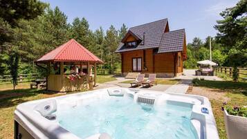 Apartment (One Bedroom Apartment with Terrace) | Outdoor spa tub