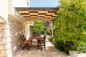 Outdoor dining - Ground flour apartment near the main city beach (Pirovac)
