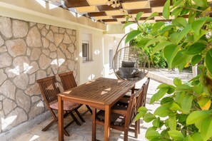 Outdoor dining - Ground flour apartment near the main city beach (Pirovac)