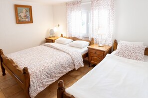 1 bedroom, WiFi, bed sheets - Ground flour apartment near the main city beach (Pirovac)