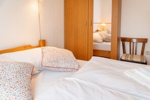 2 bedrooms, WiFi, bed sheets