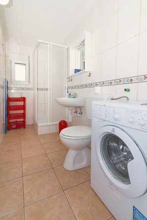 Douche, articles de toilette (gratuits), séchoir à cheveux