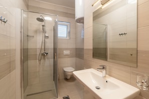 Dusche, Haartrockner, Handtücher
