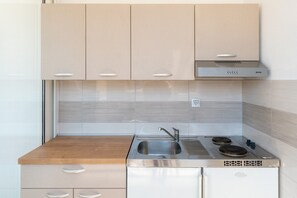 Kühlschrank, Herdplatte, Kochgeschirr/Geschirr/Besteck